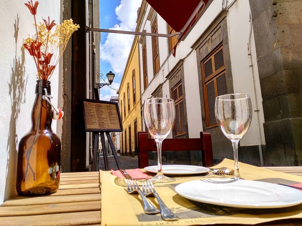 Mesa al sol en la terraza de La Dolce Vita en Vegueta
